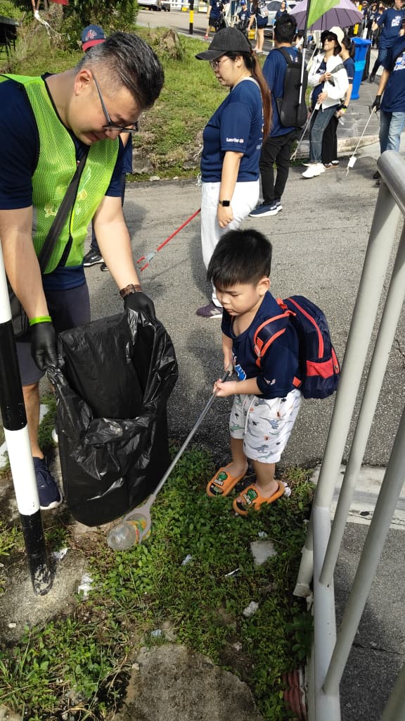 一些家長也攜帶孩子前來參與，從小灌注孩子愛護環境的意識