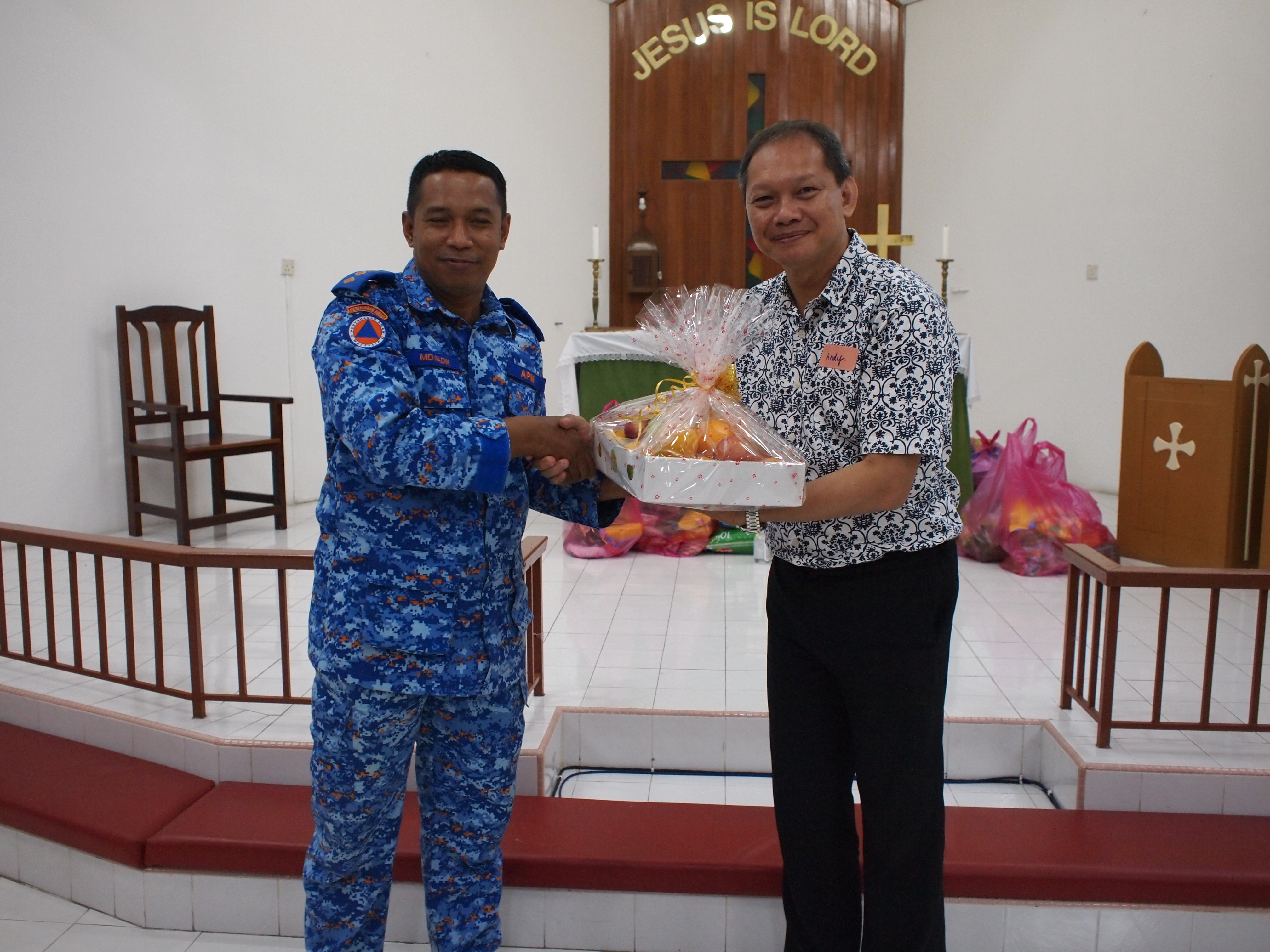 徐清喜牧師在民防部隊向NECF提供的「災難應對簡報會上」，頒發紀念品給民防部隊代表