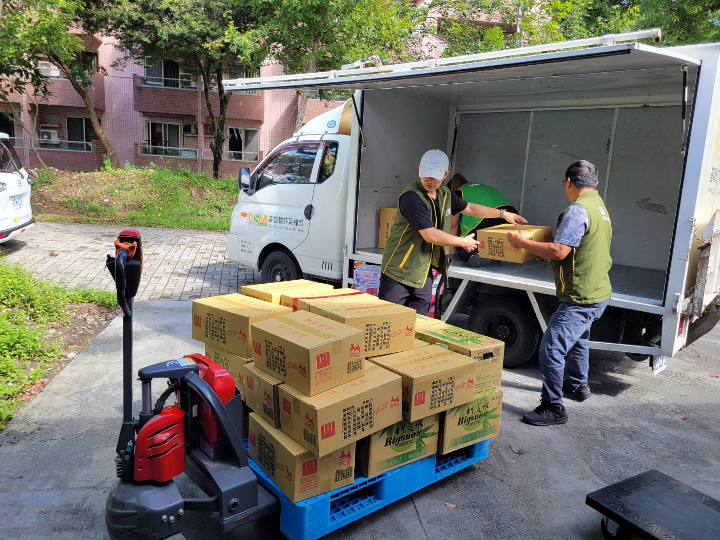 芥菜種會生活物資供應中心台南倉調度物資進入花蓮災區。(基督教芥菜種會提供)