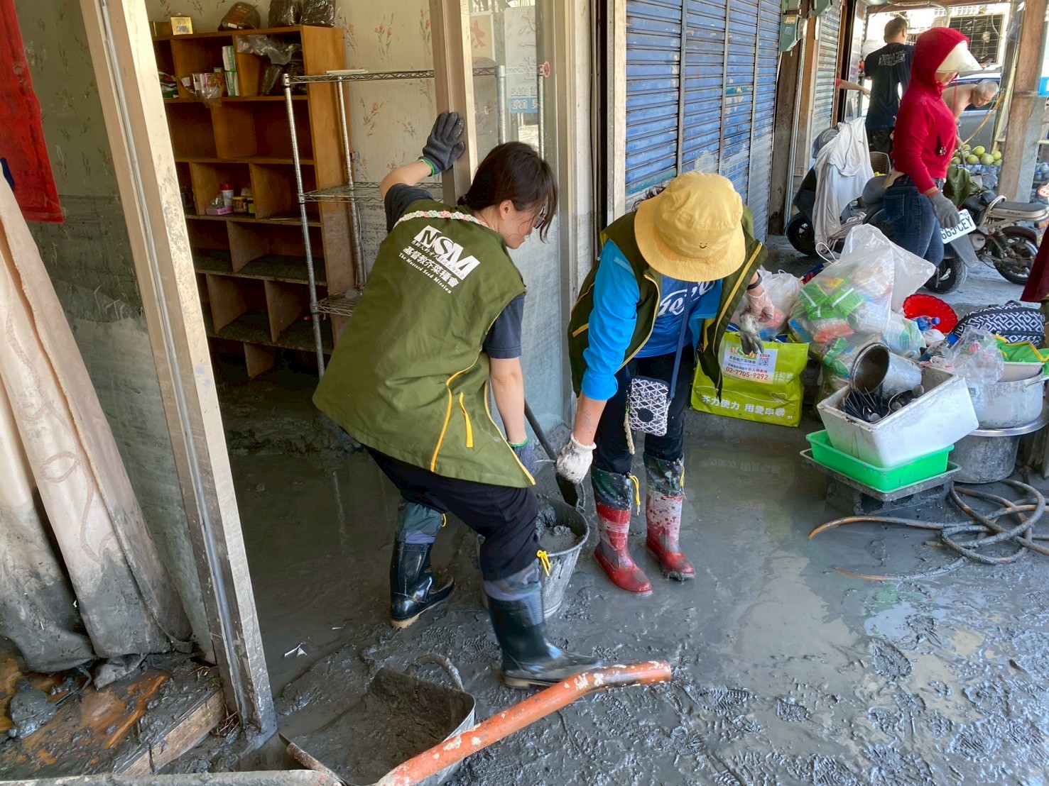 芥菜種會團隊協助清理受災家戶。(基督教芥菜種會提供)