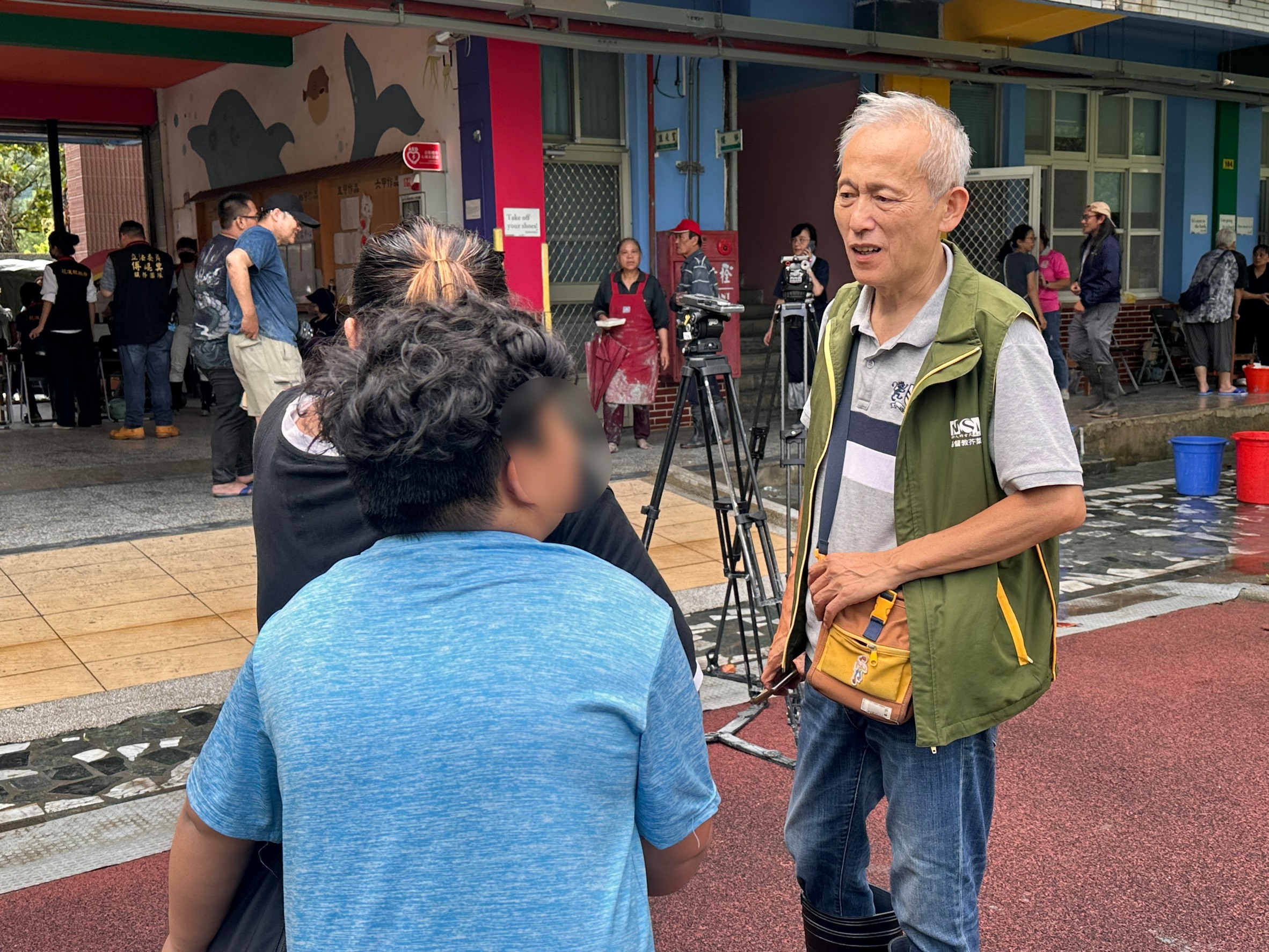 被洪水驚嚇到的小豪(左),跟社工述說他的恐懼。(基督教芥菜種會提供).