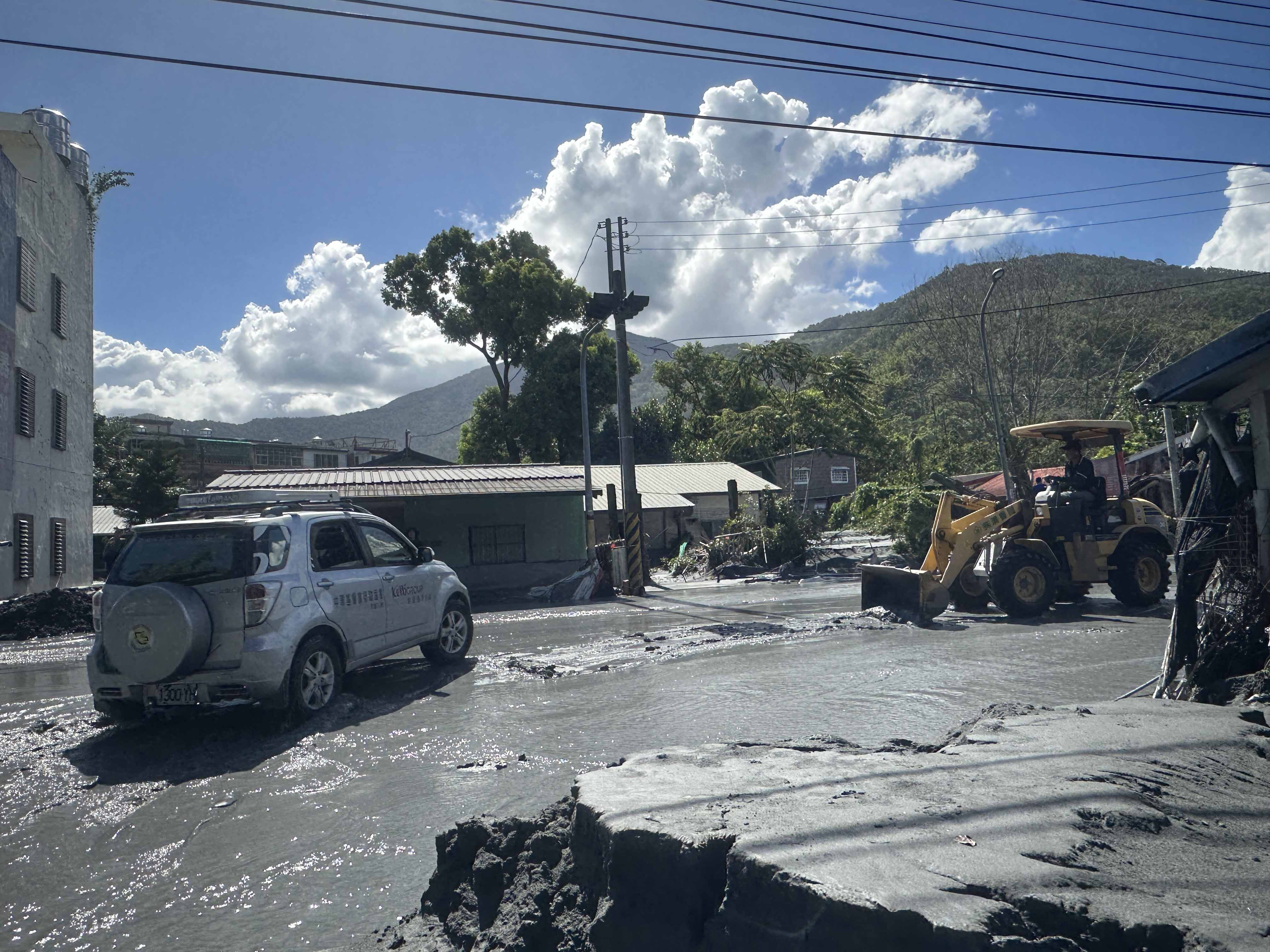 遭到洪災侵襲的光復鄉滿目瘡痍,基督教背景的社福機構協力投入清消。(圖/救助協會提供)