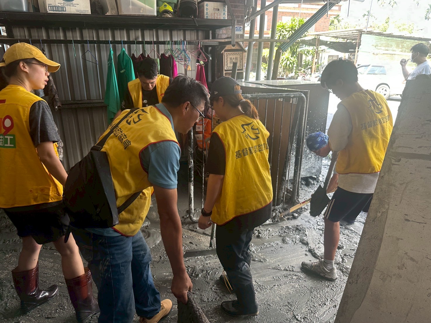 救助協會志工協助災區清淤。(圖/救助協會提供)
