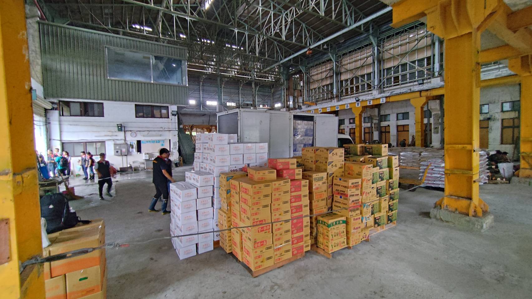 救災物資從各地匯聚到太巴塱救助站。(圖/救助協會提供)