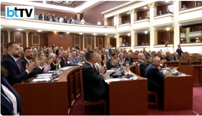 AI部長迪耶拉在國會演說後,議員鼓掌表示歡迎。(YouTube@Business Today截圖)