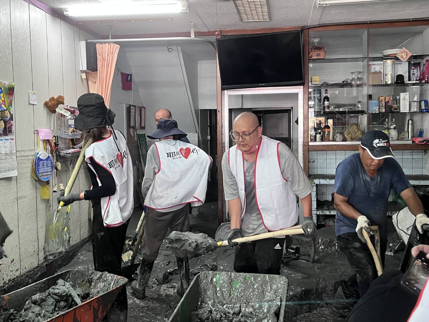 弟兄姊妹齊心為災民清理家園。(聖教會東台教區提供)