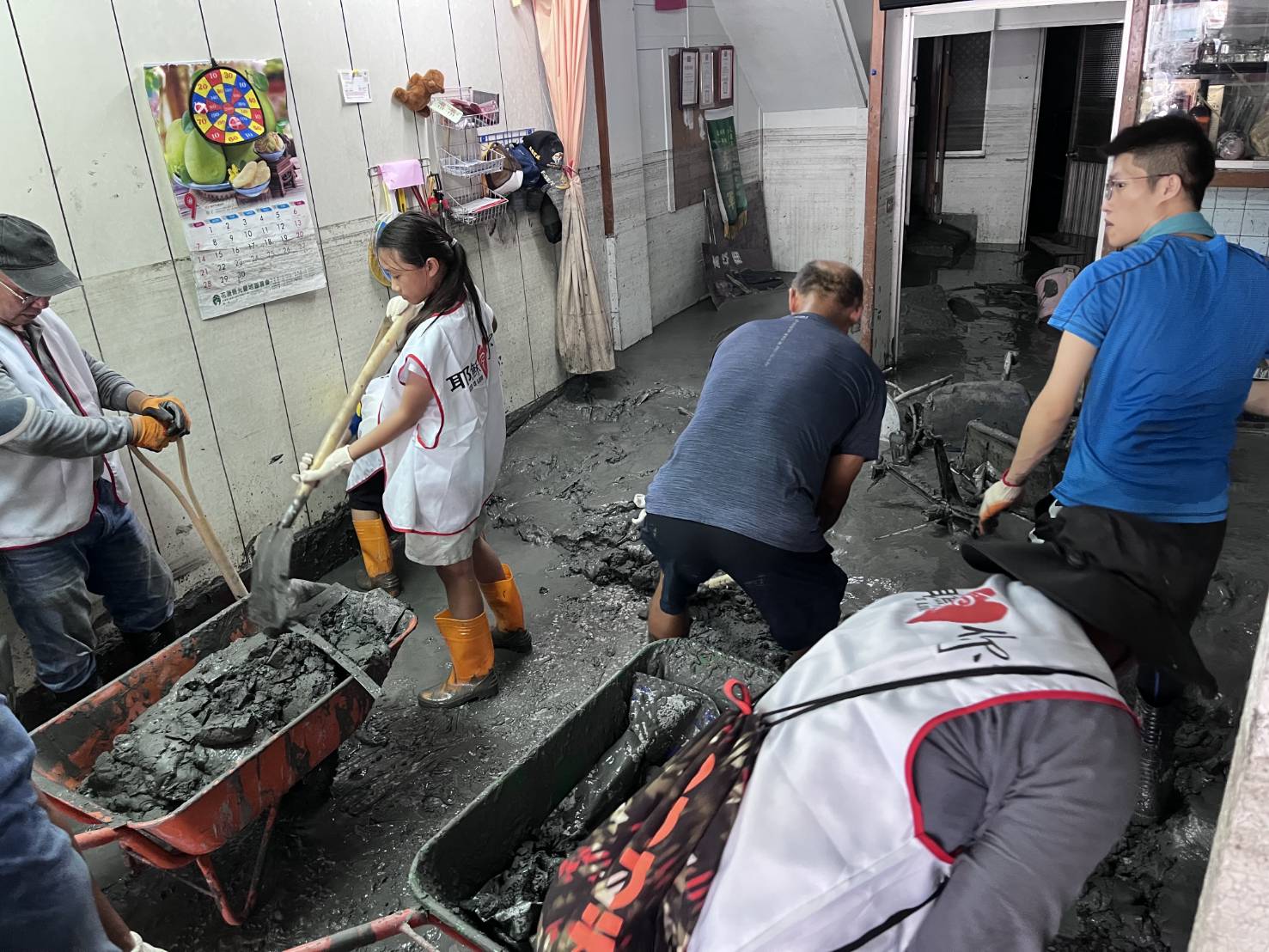 厚重的淤泥,需要花很多時間處理。(聖教會東台教區提供)