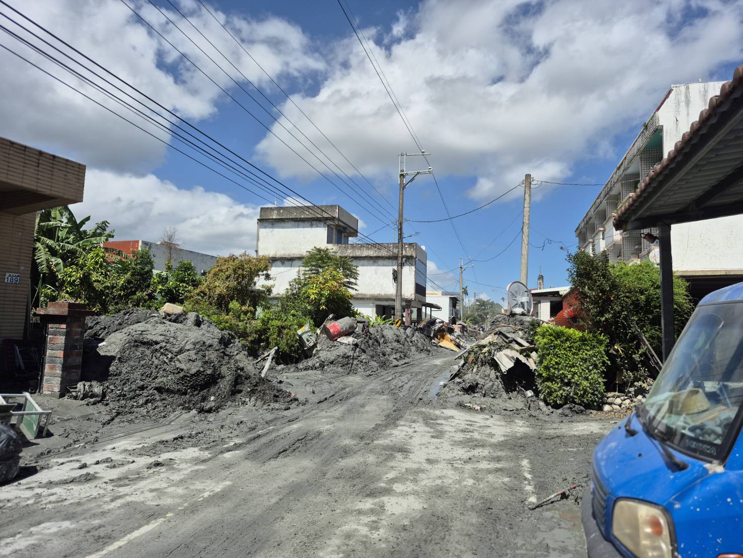 災區到處見淤泥堆積。(聖教會東台教區提供)