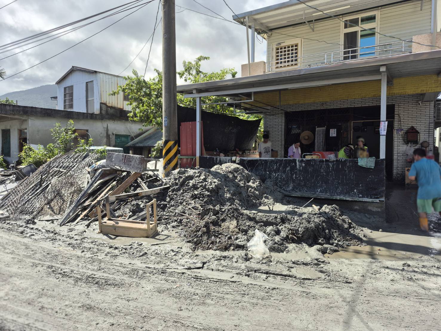 陸上堆滿淤泥或家具,需要機具車隊另外處理。(聖教會東台教區提供)