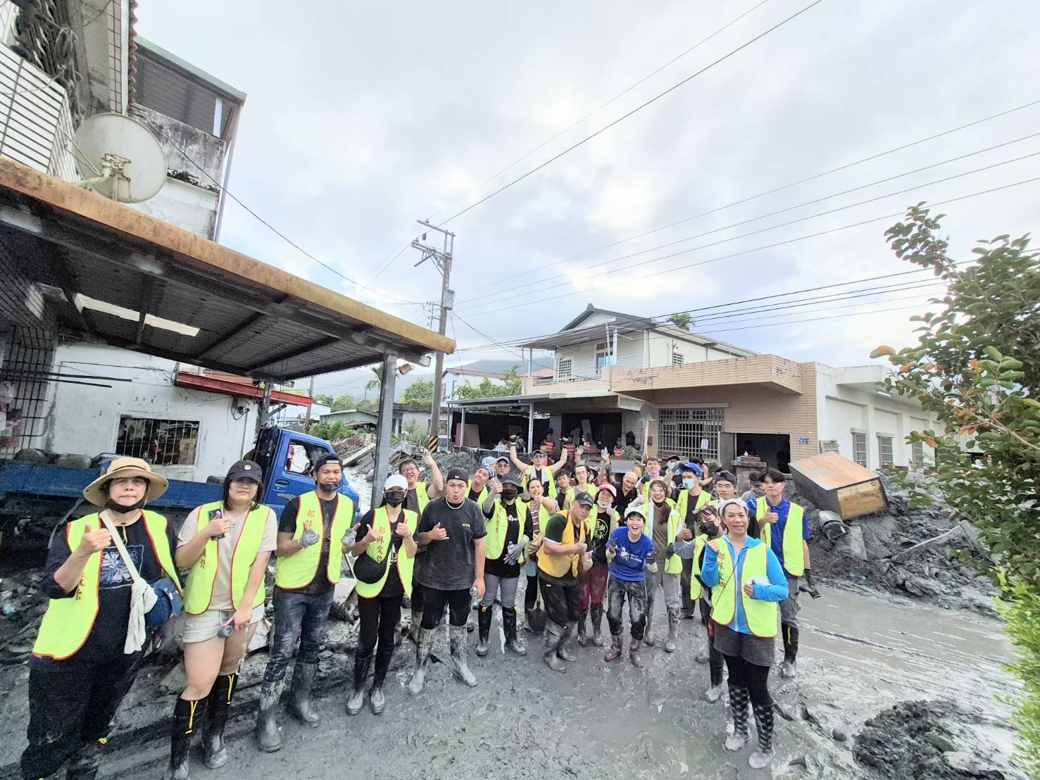教會團隊一行人一起送愛到光復鄉。(聖教會東台教區提供)