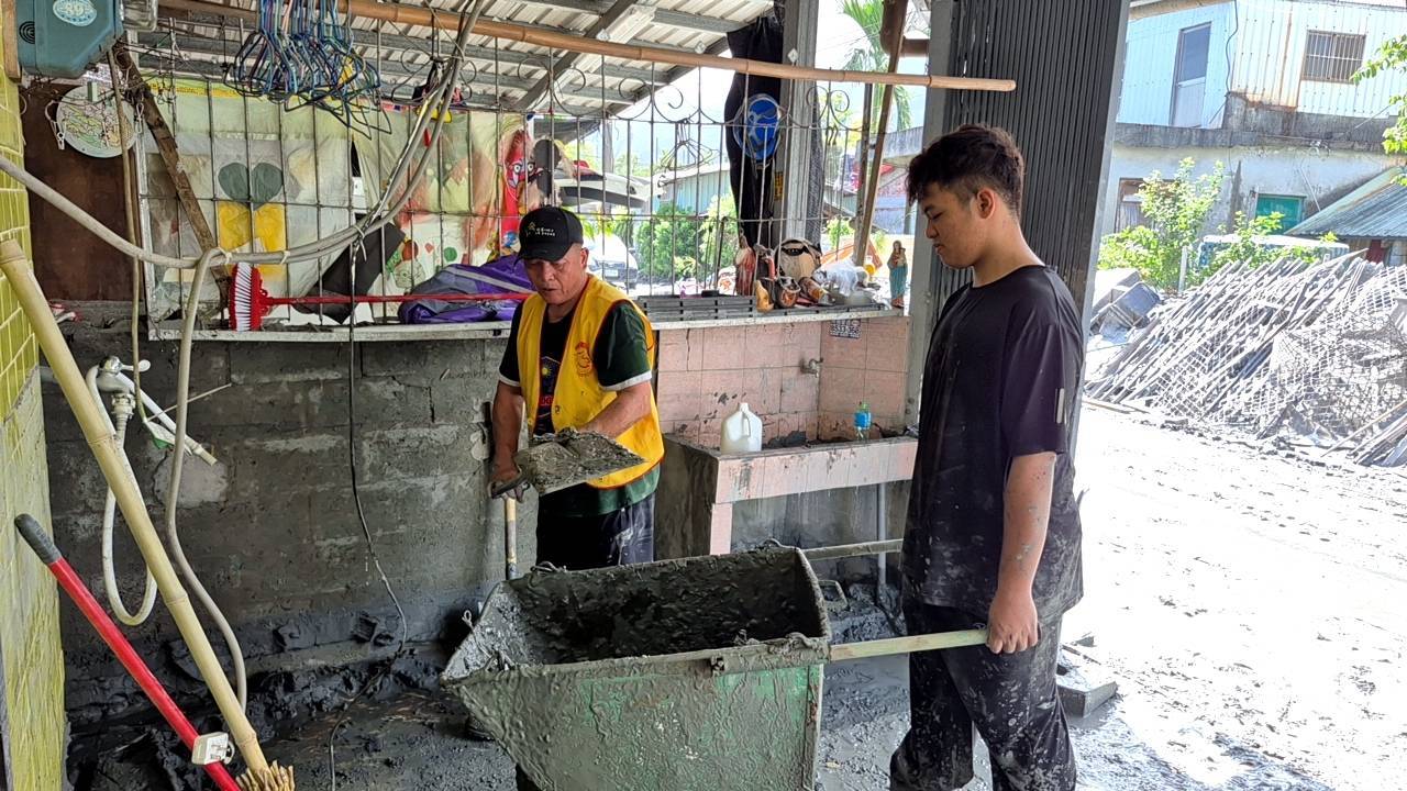 清理淤泥需要花很多時間。(聖教會東台教區提供)