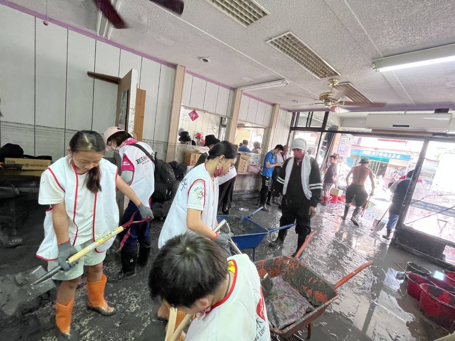 大家同心協力清理災民住處。(聖教會東台教區提供)