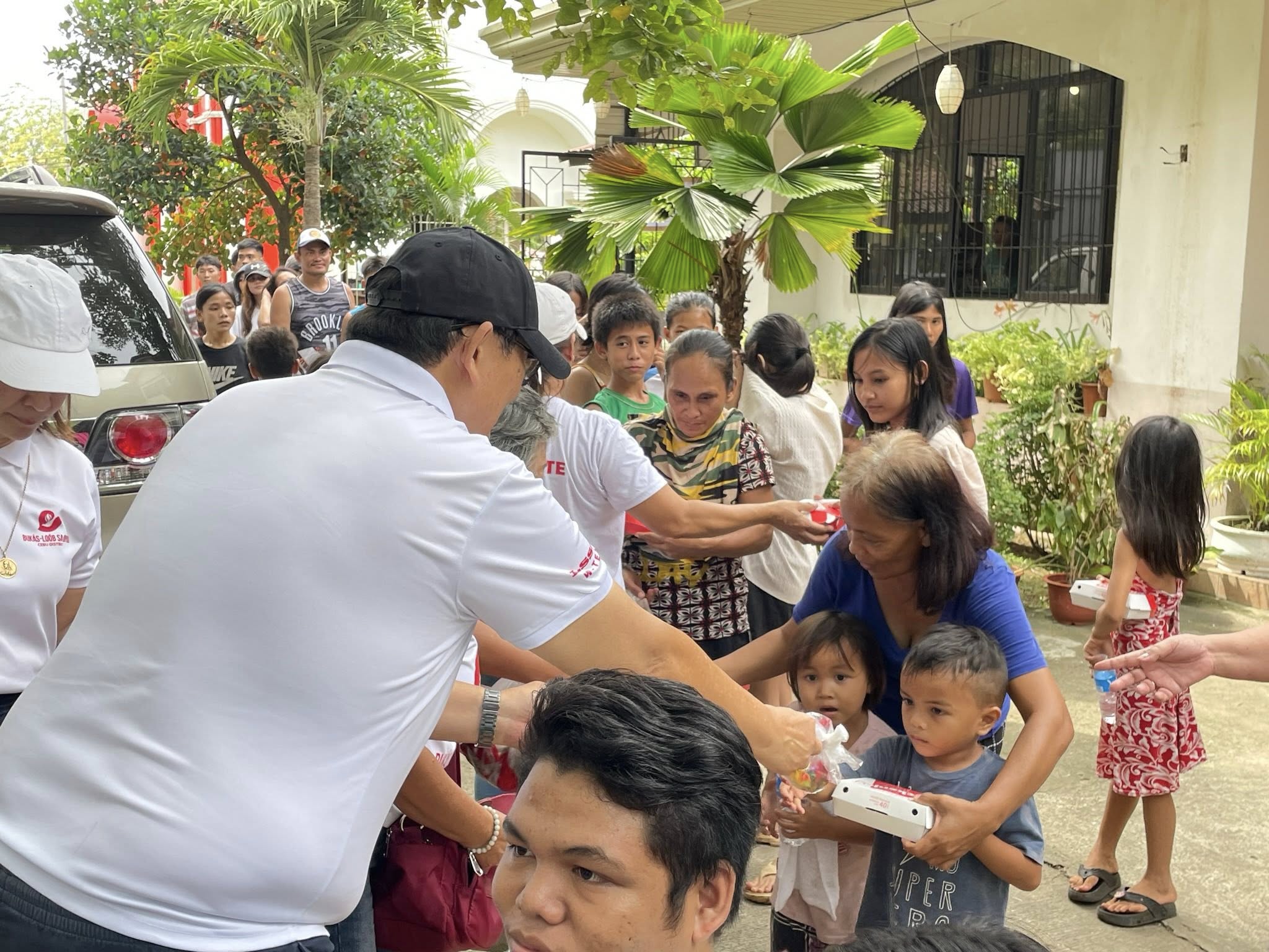 教區牧者及信徒服務災民。(翻攝自FB@Archdiocesan Shrine of Santa Rosa de Lima)