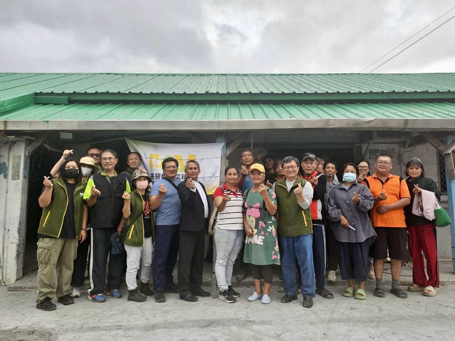 芥菜種會邀請受助家庭、修繕工班夥伴一同參與光復修繕開工禮拜,盼望重建家園。(芥菜種會提供)