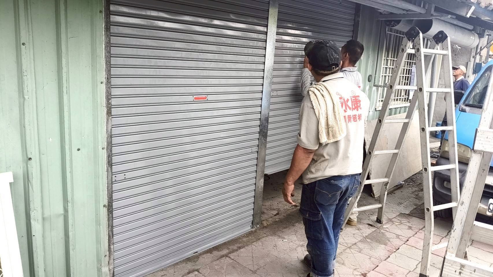芥菜種會先協助受災戶完成鐵門安裝,讓災民能逐步安穩生活。(芥菜種會提供)