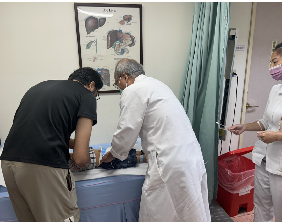 洪醫師(右二)為小朋友做術後檢查。(圖/屏基提供)