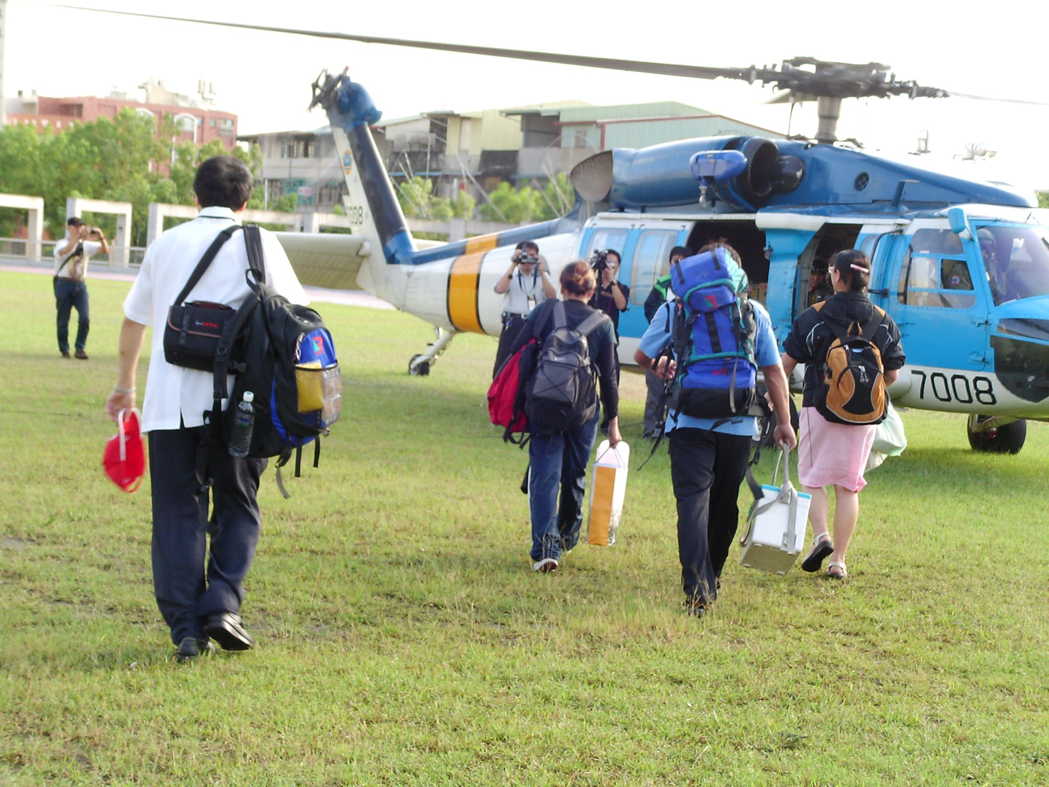 山地遇到風災,交通中斷,他隨著直升機到部落提供醫療物資。(受訪者提通)