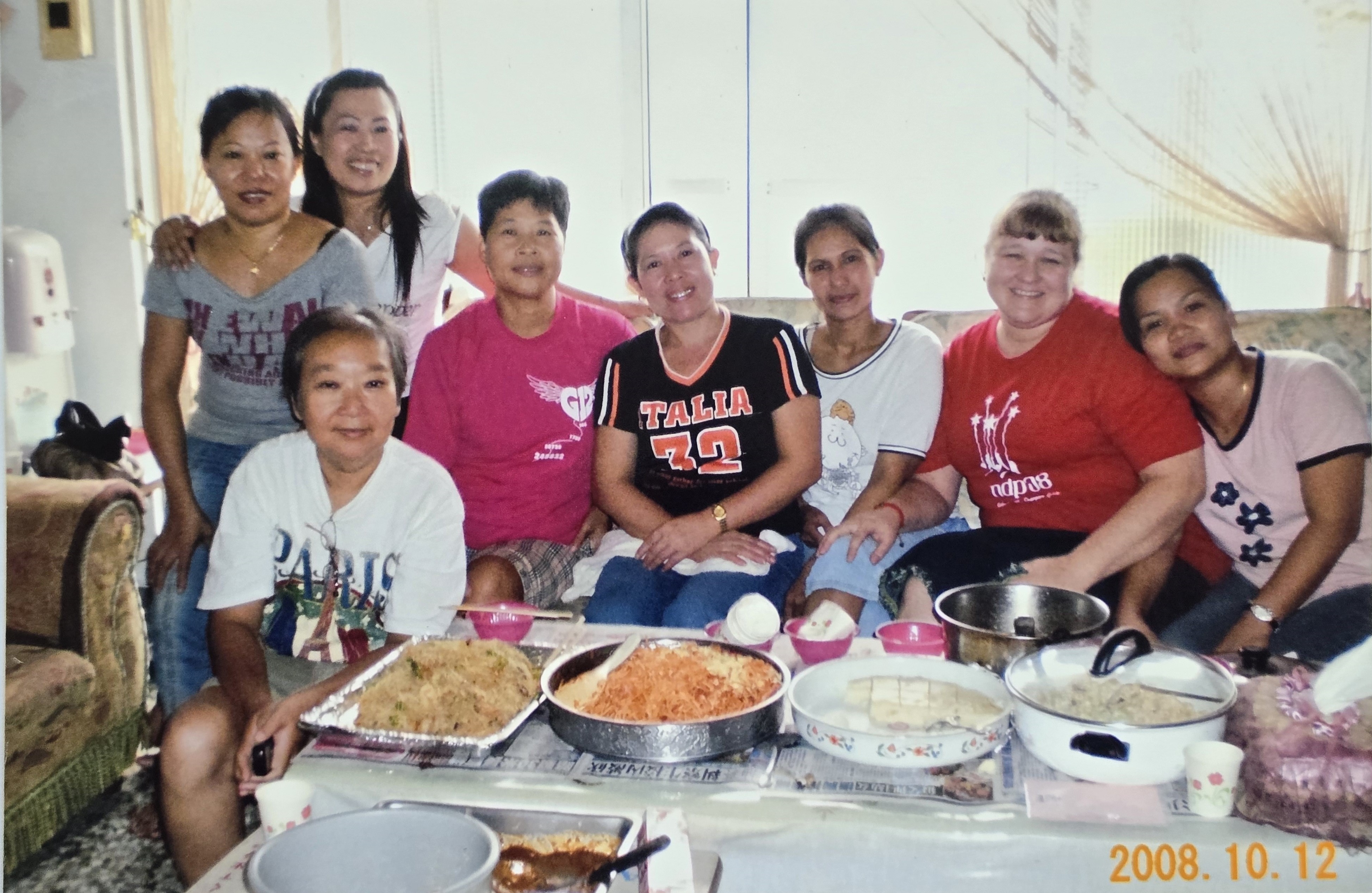 陳明珠醫師(前排左一)早期與菲律賓團契成員合影。(圖/恆基提供)