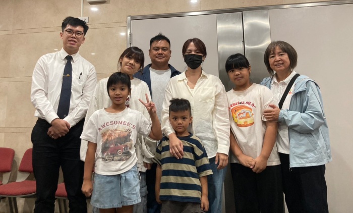 沈芊希與家人合影。(賴秋薰攝影)