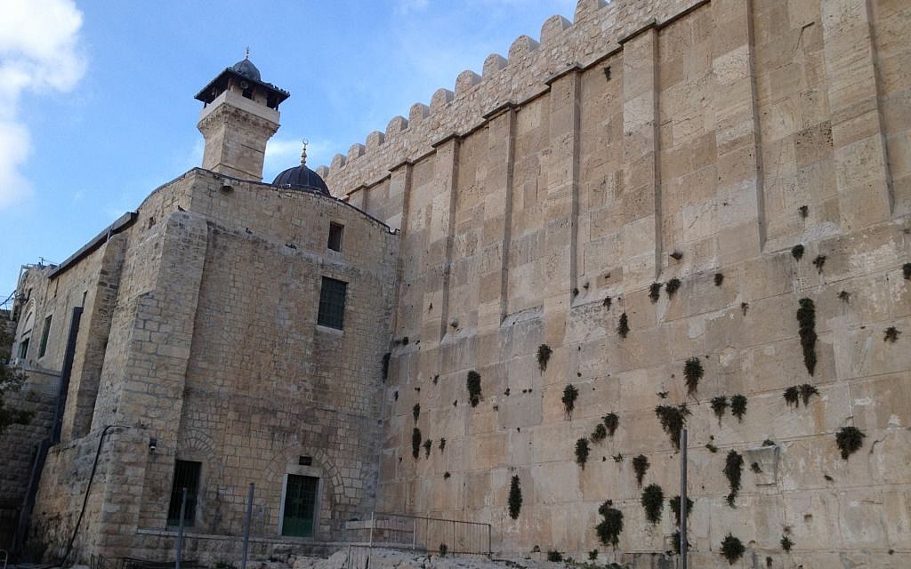 麥比拉洞，又名列祖之洞，穆斯林稱之為易卜拉欣清真寺，是一系列地下室，位於希伯侖舊城中心。