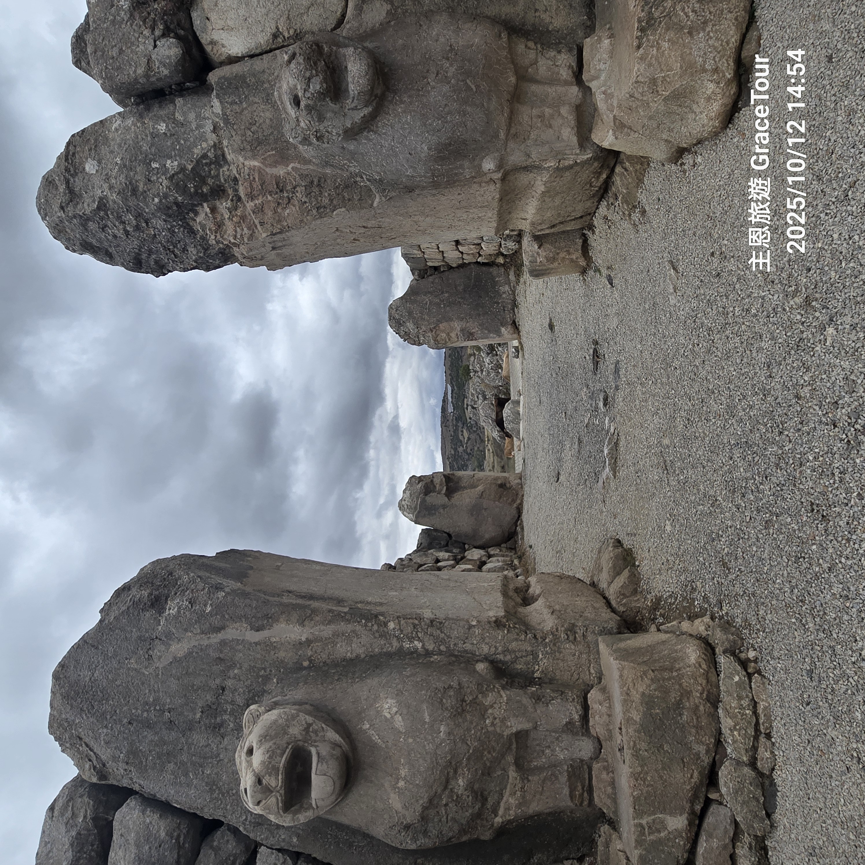 獅門（Lion Gate）：雙獅浮雕象徵王權與太陽之力。