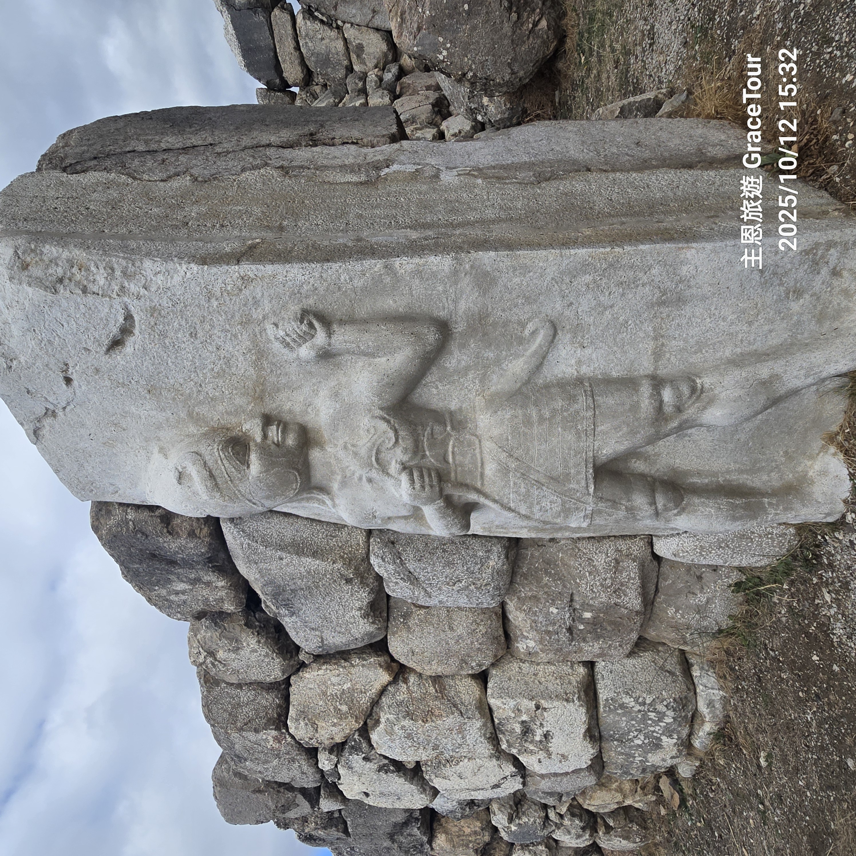 王門（King’s Gate）：浮雕戰士象徵神賜君權。