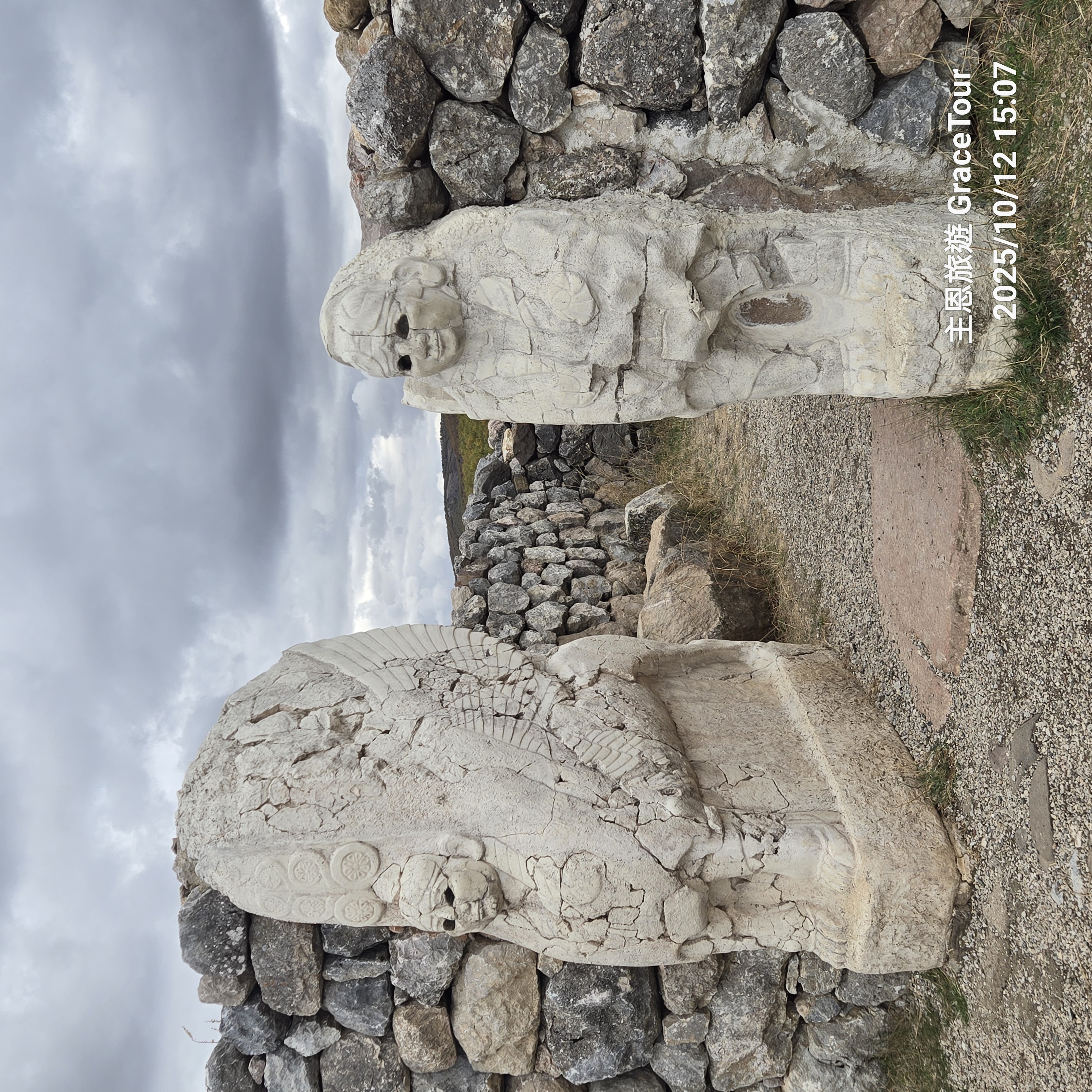 斯芬克斯門（Sphinx Gate）：人面獅身造型寓意智慧與守護。