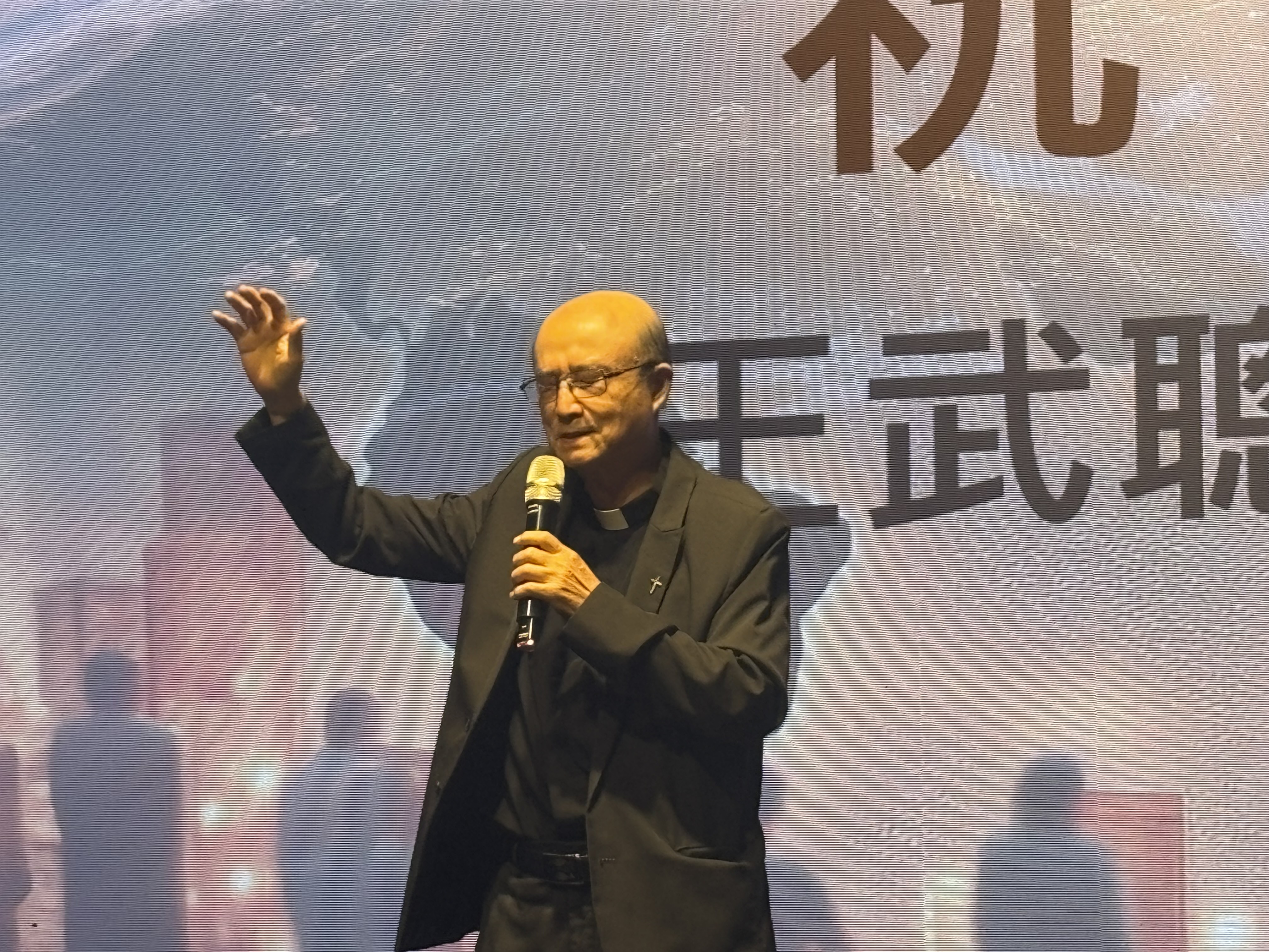 王武聰牧師最後祝禱。(圖/李容珍攝影)