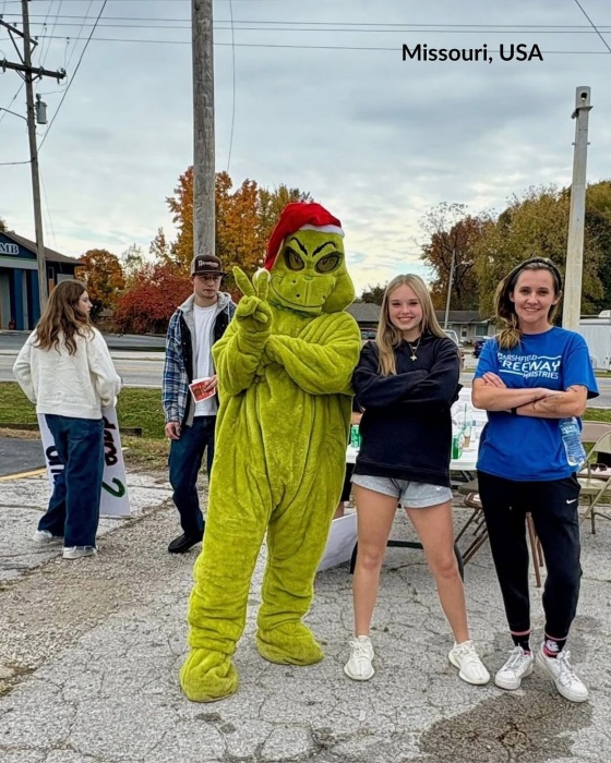 美國密蘇里州青年基督徒獻上祝福。(翻攝自IG@dare2shareministries)