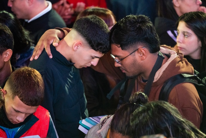 人們在會場中禱告。(翻攝自FB@Franklin Graham)