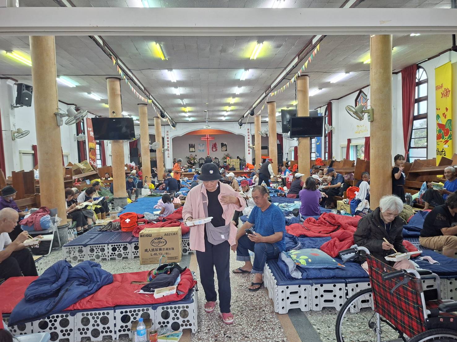 馬太鞍長老教會受政府安排,安置災民住在教會。(圖/宋美花牧師提供)