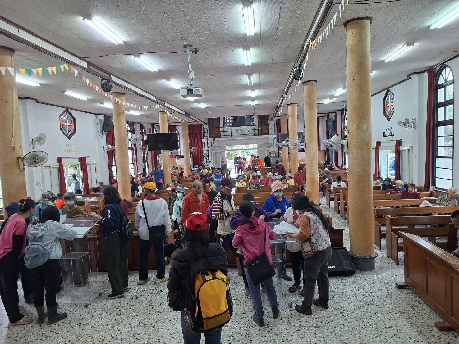 原本13日上午恢復上班上課,教會收拾床墊恢復原狀,沒想到當天下午又下達撤村指示。(圖/宋美花牧師提供)