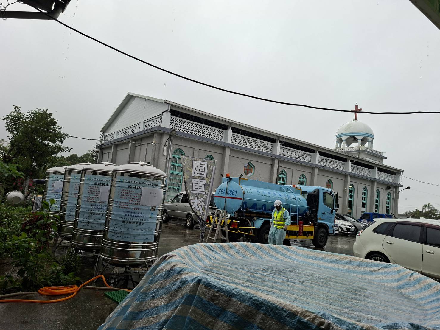 教會成為安置所,政府提供相關吃喝和各種資源協助災民。(圖/宋美花牧師提供)