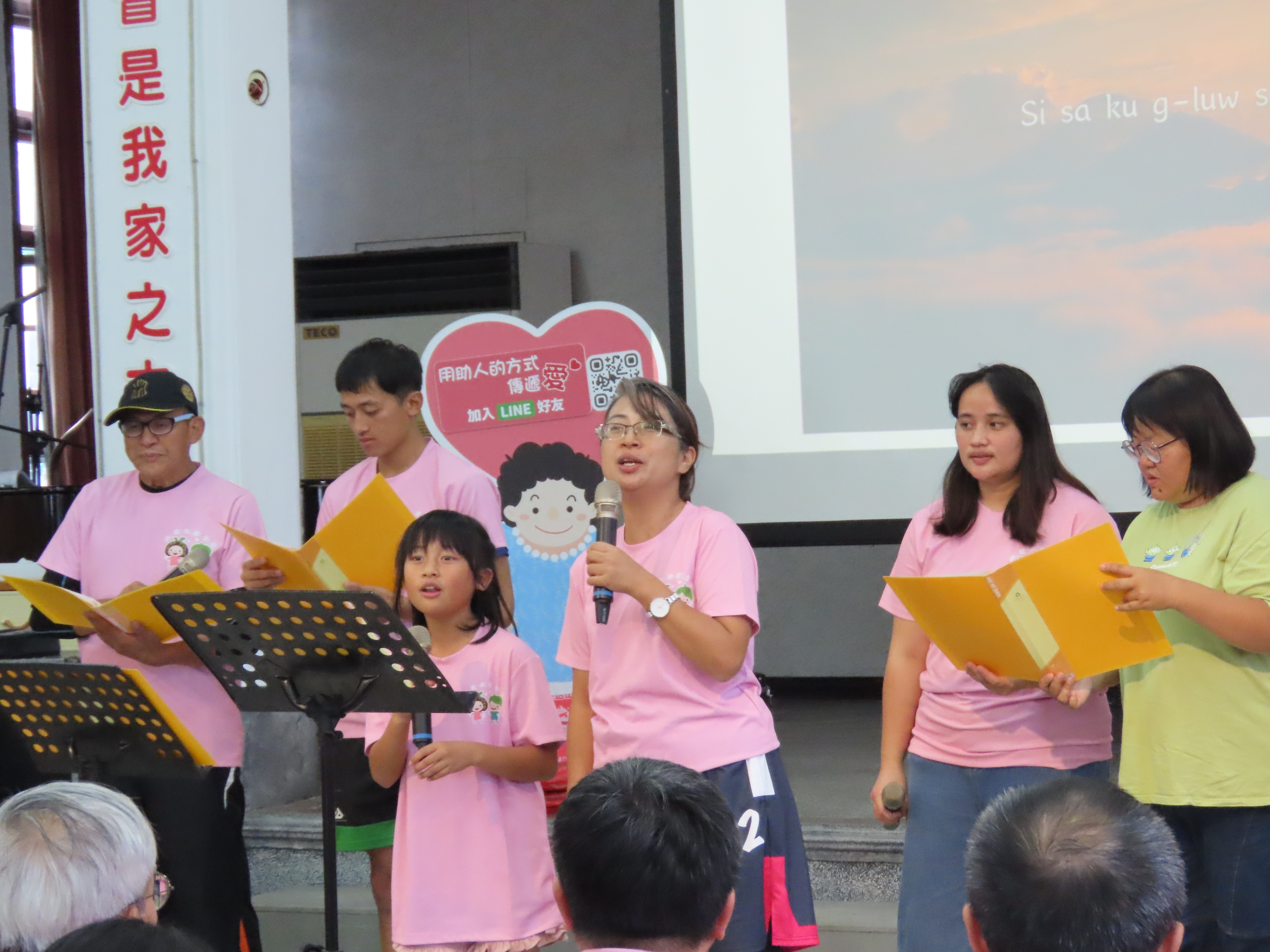 加拉教會阿韻•尤命牧師(右三)一家人的獻唱。(圖/李容珍攝影)