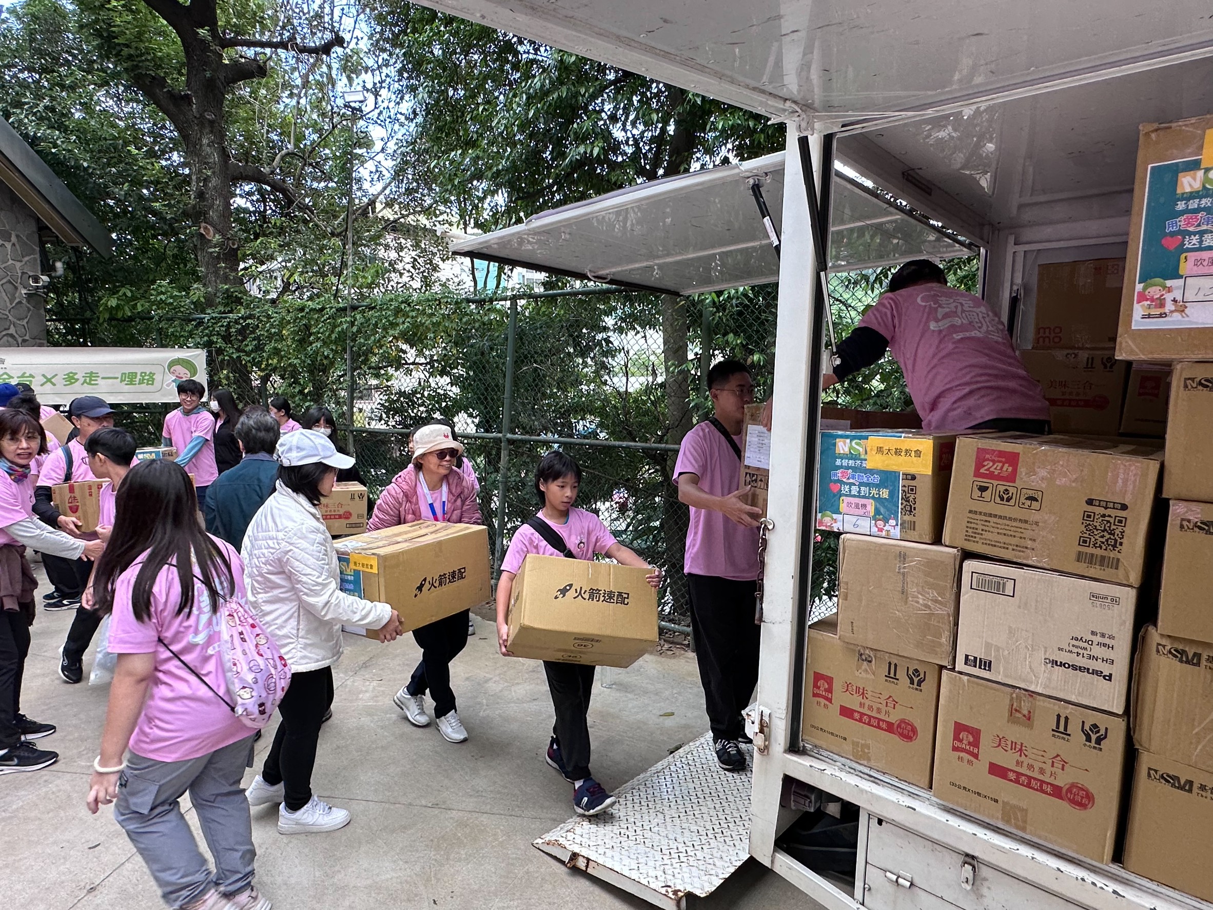 送往光復鄉的物資。(圖/李容珍攝影)