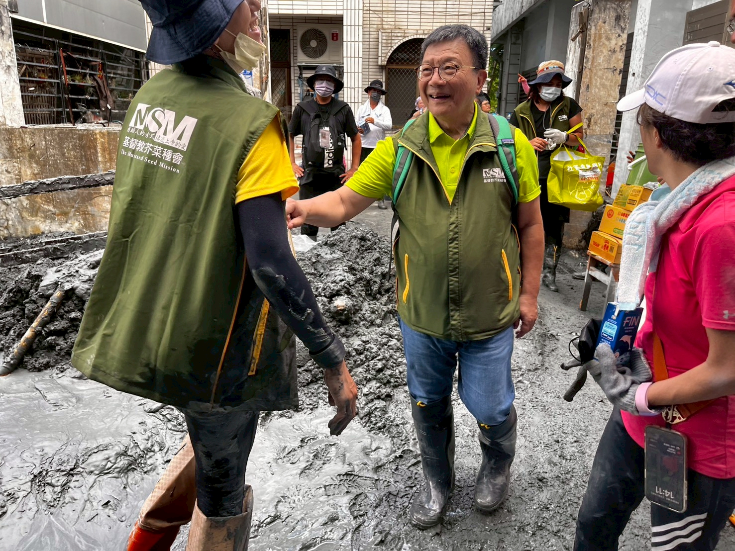 李肇家執行長(中)。(芥菜種會提供)