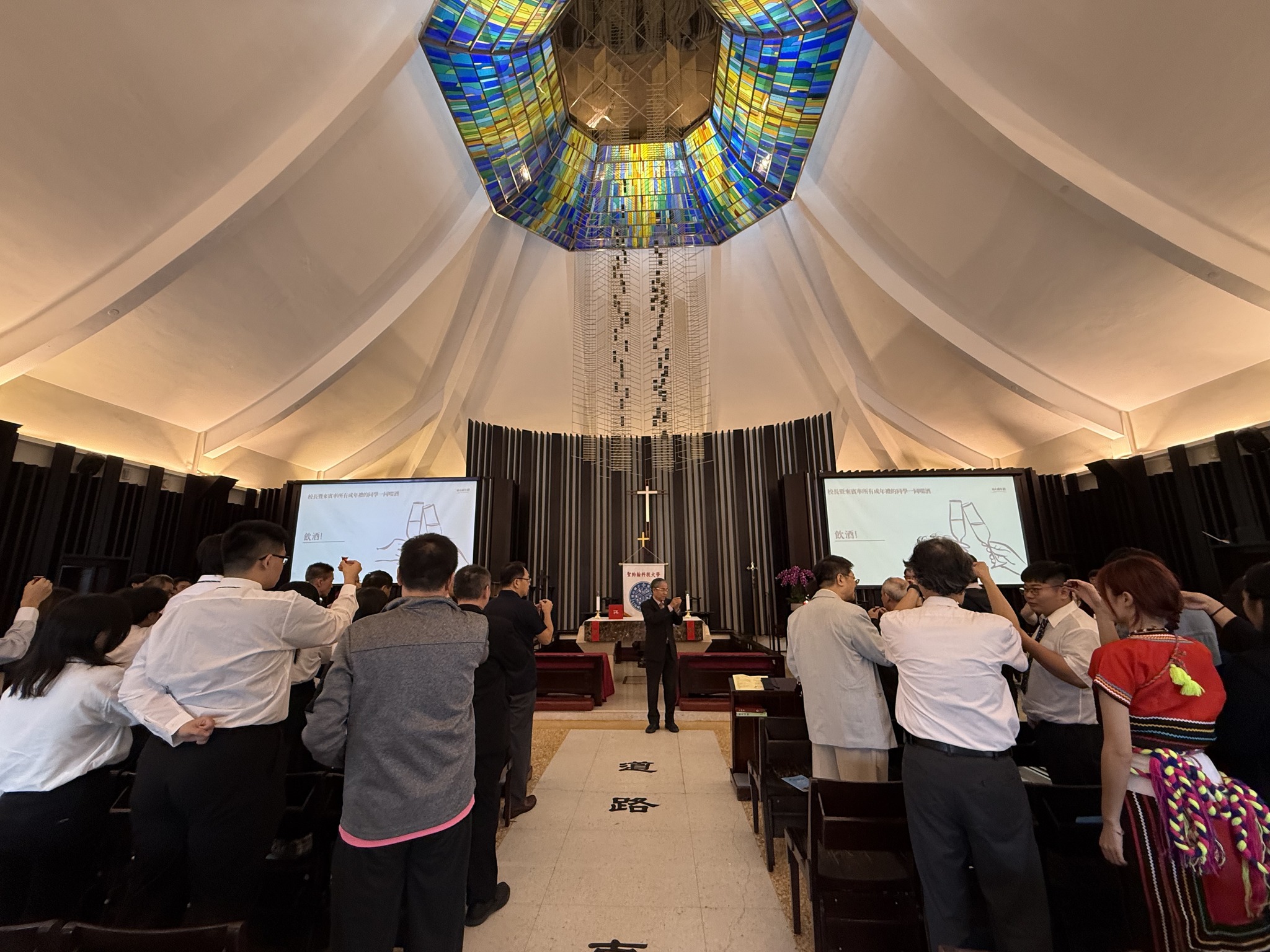 全體來賓在唐彥博校長帶領下共同舉杯啜飲成年酒,甘甜的葡萄酒寓意成長的旅程將化為祝福與喜悅,為成年禮增添深刻意涵。(圖/聖約翰科技大學提供)