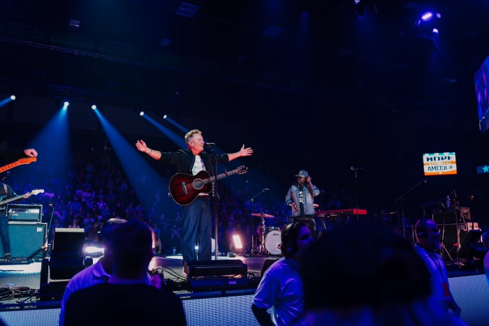 歌手克里斯.湯姆林演唱敬拜歌曲。(翻攝自X@greglaurie)