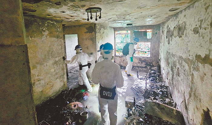 大火撲滅後警方進入現場尋找失蹤居民。（翻攝自香港警察Hong Kong Police臉書）