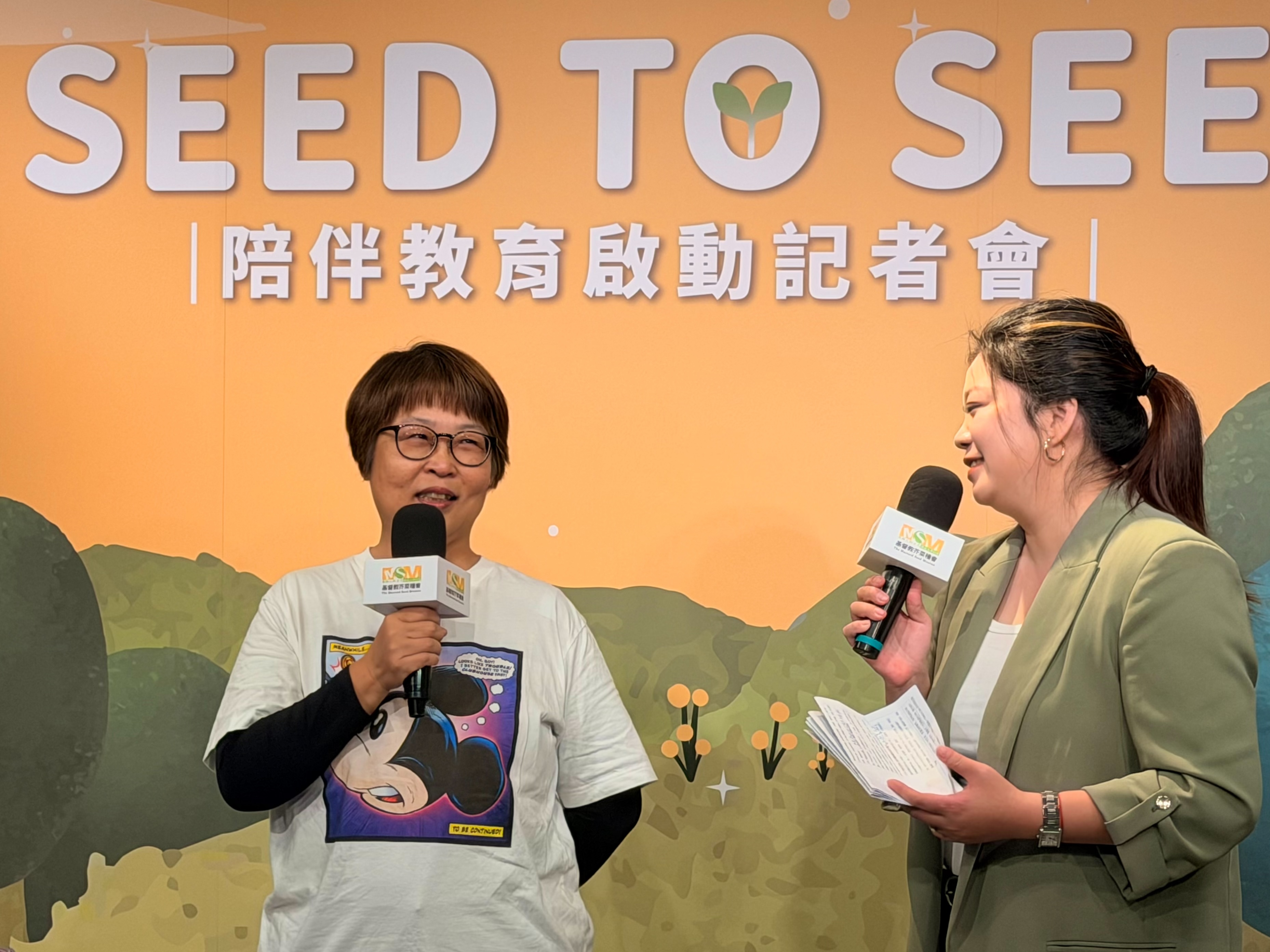 「布丁老師」丁若霓(左)分享自身故事,從長照工作者到跨領域成為兒少陪伴老師。(芥菜種會提供)