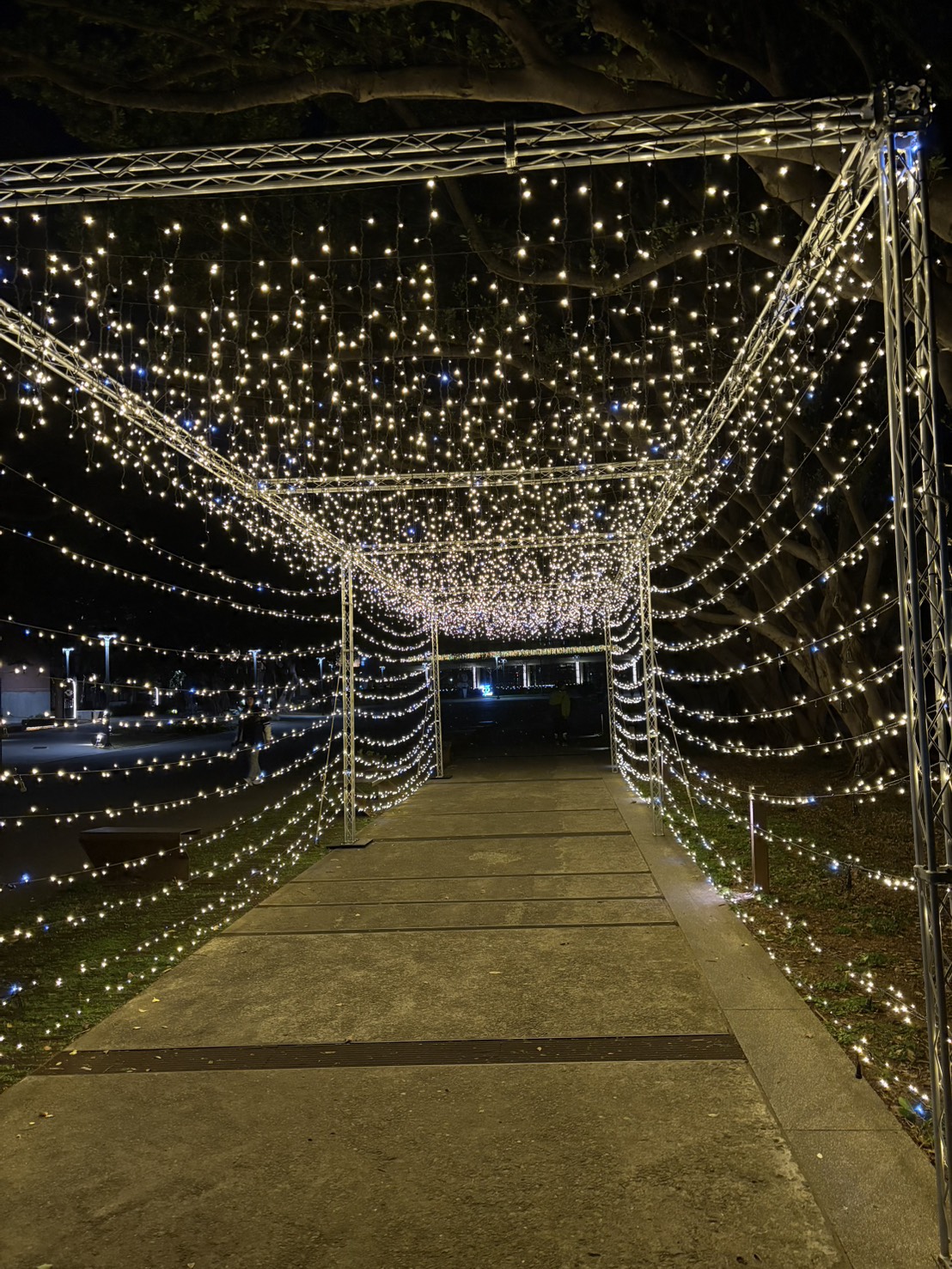 全人大道光廊以溫暖燈飾串連「信望愛」，帶領師生走入節慶光景。(中原大學提供)