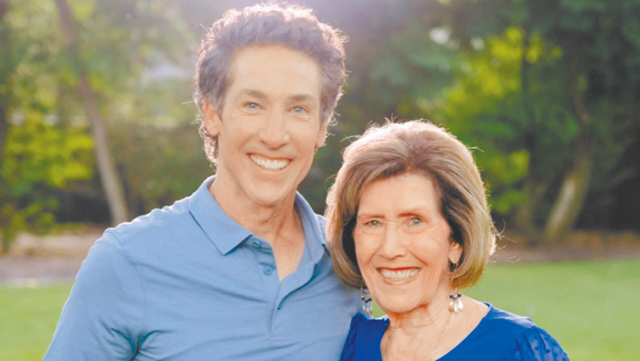 多蒂媽媽 (右)與其子約爾牧師（翻攝自FB@Joel Osteen）