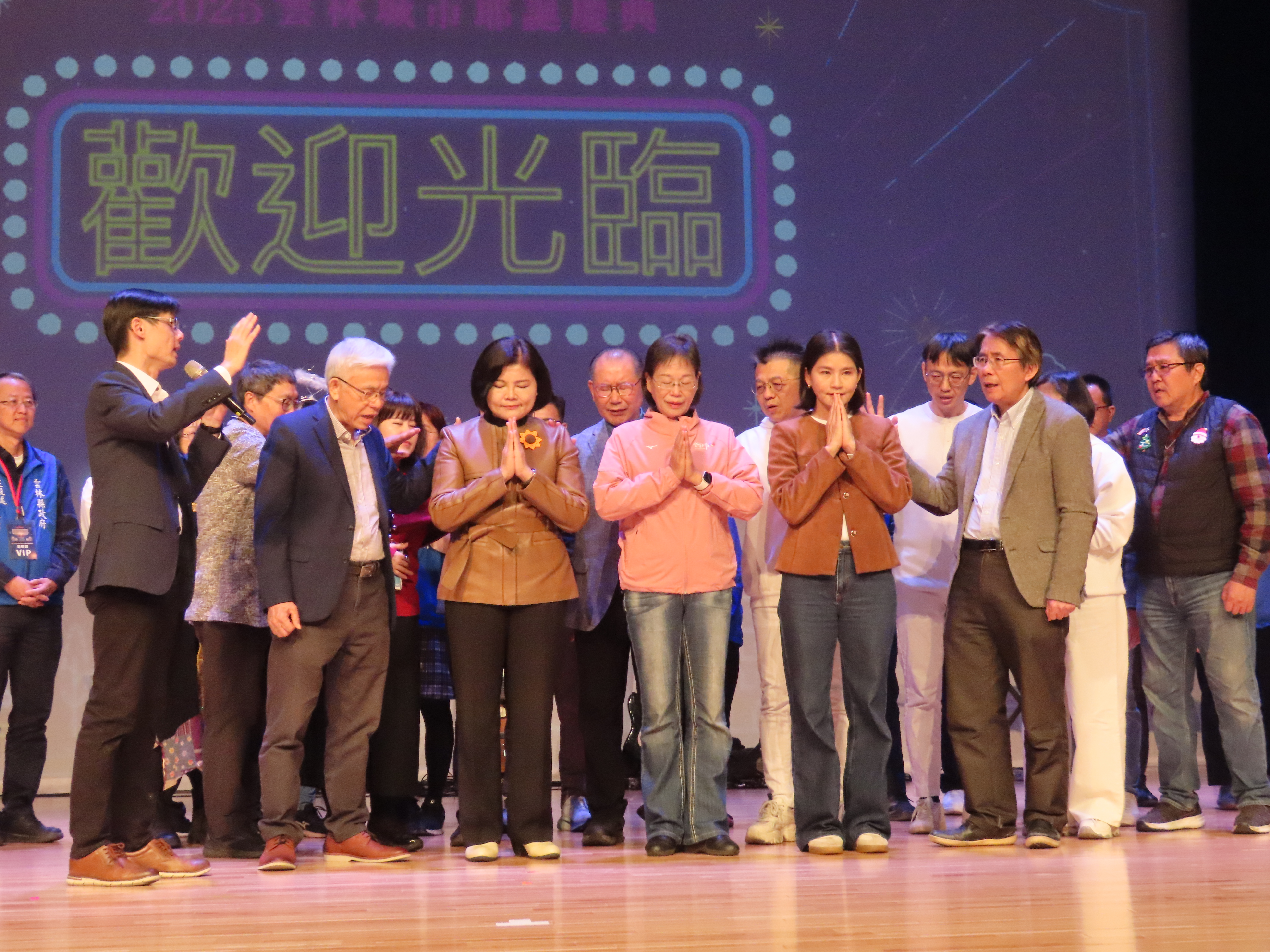 牧者們為雲林縣長張麗善帶領的團隊禱告。(圖/李容珍攝影)