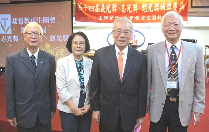 張俊雄與朱阿英(右二、三)出席三光獎頒獎典禮，(右)黃明鎮牧師，(左)王明仁長老。(圖／本報資料照片)