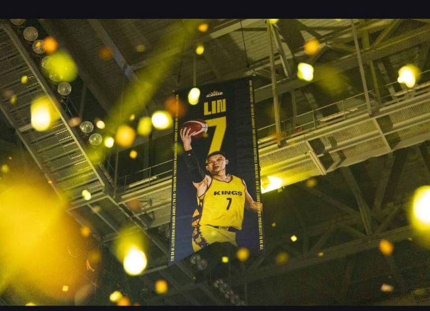 林書豪7號球衣錦旗升高至新莊體育場上方。（圖/新北國王隊/提供）