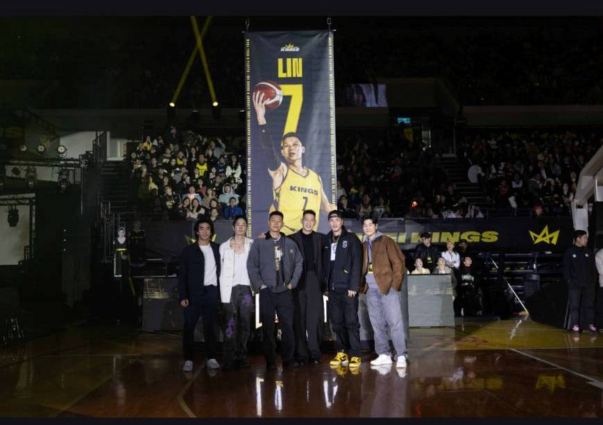 林書豪與表演嘉賓合影。​ （圖/新北國王隊/提供）   ​