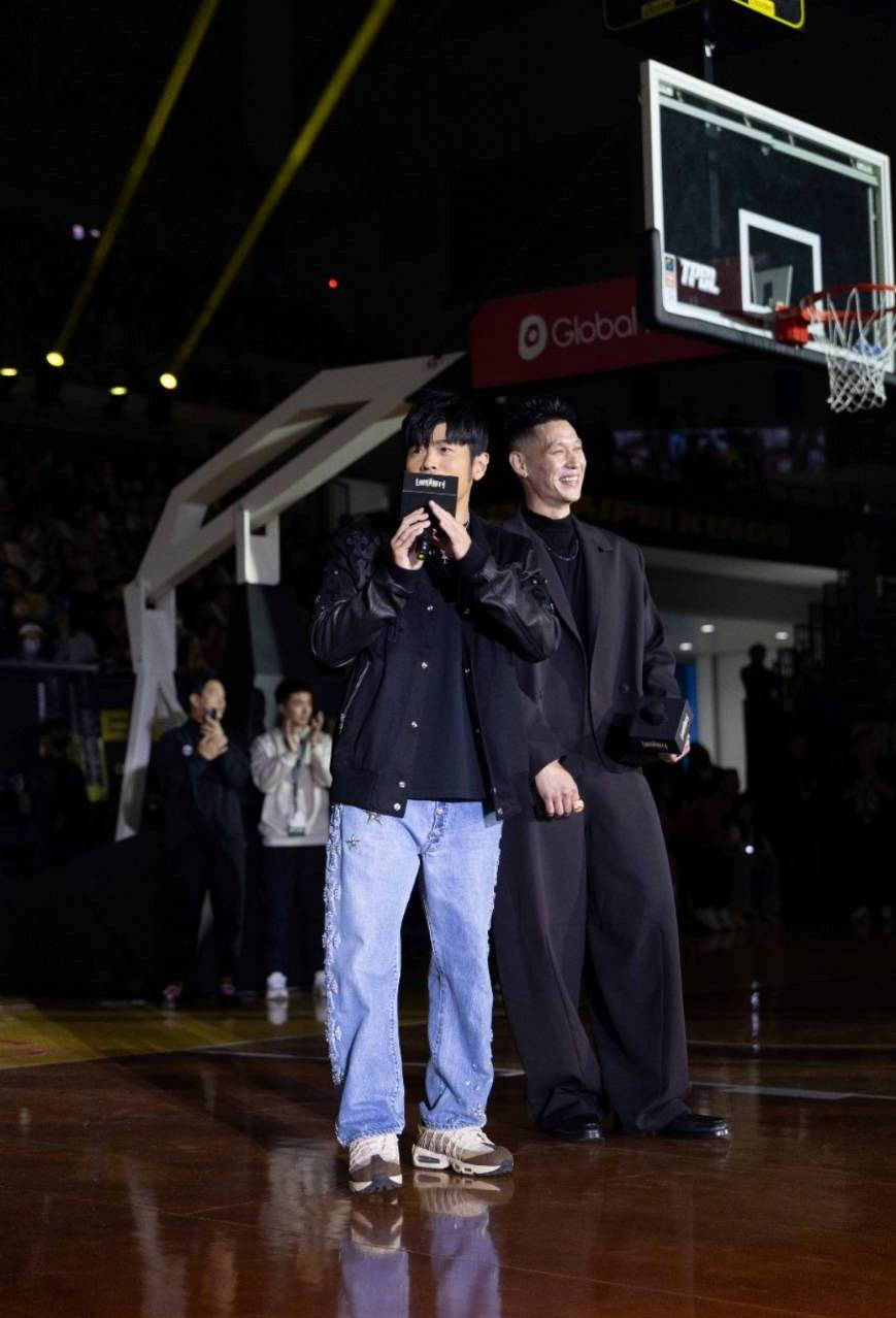 同為主內肢體的好友周杰倫前來祝賀。（圖/新北國王隊提供）