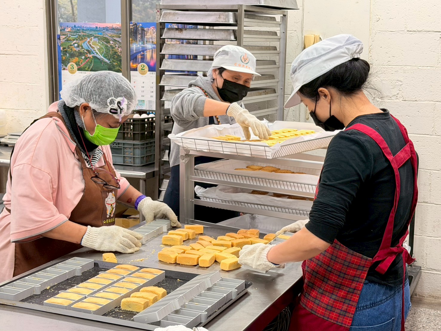 花蓮習藝所以工「帶振」者林琴（圖左），在夥伴陪伴下學習製作水果酥，並期許自己考取烘焙證照。（芥菜種會提供）
