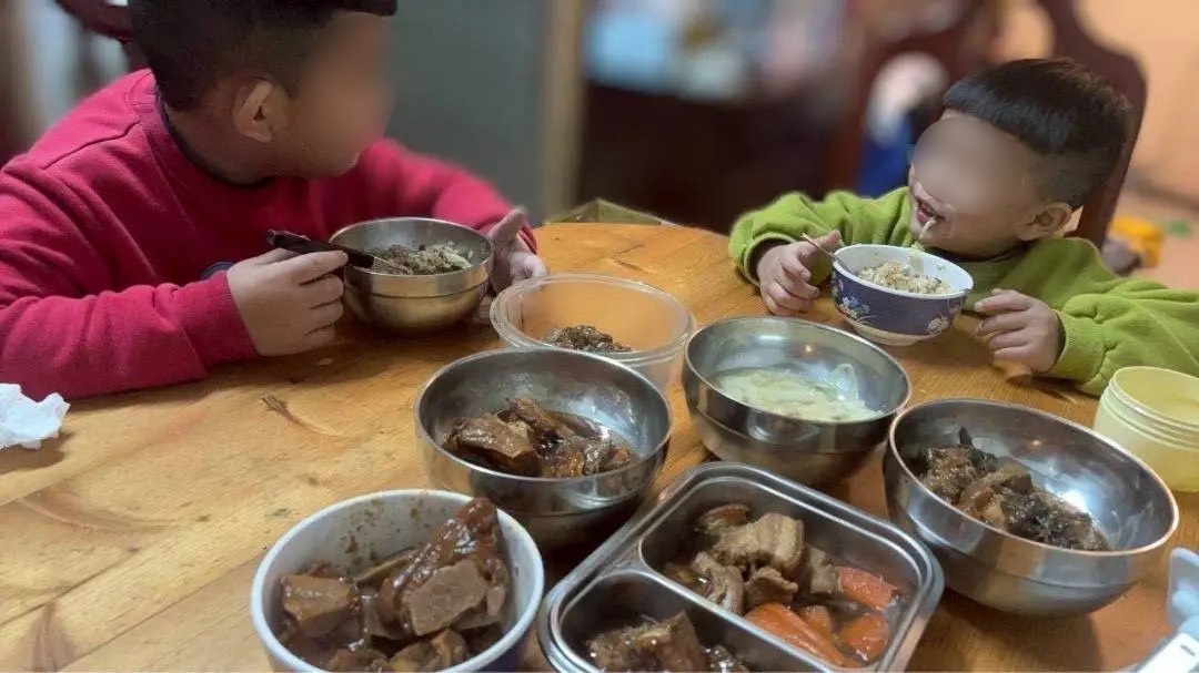 芥菜種會「暖心熟食箱」計畫，平日供應脆弱家庭營養所需，農曆春節期間延伸打造「年菜禮盒」，團圓時刻凝聚家人情感。（芥菜種會提供）
