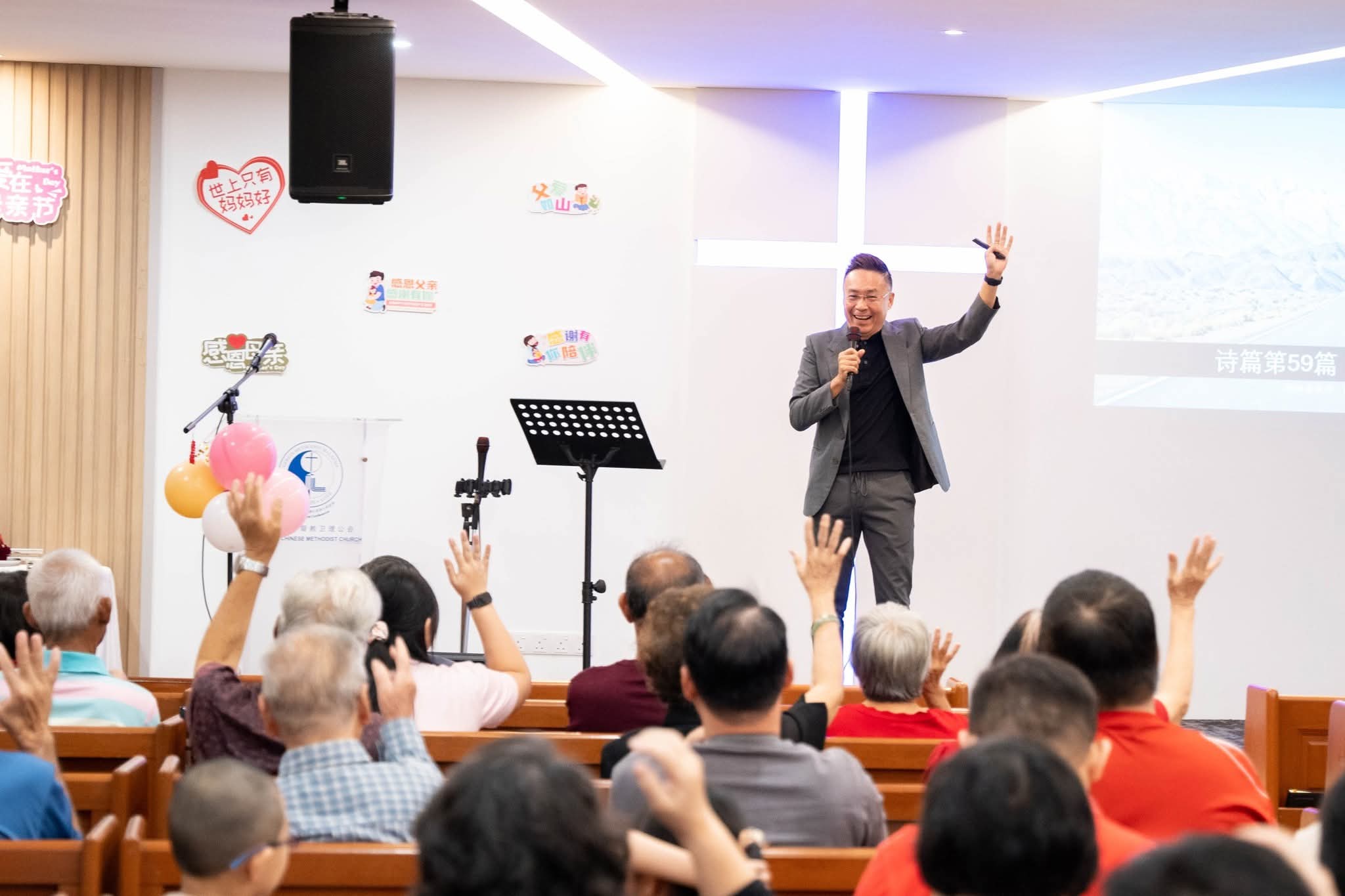 郭似龙牧师在服事中注重与会众互动。（受访者提供）